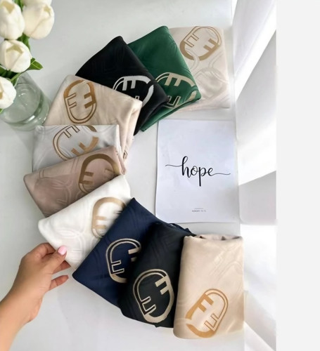 تنوع انواع شال و روسری زنانه